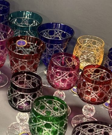 KRİSTAL ÇAPRAZ KÜP GÖRÜNÜMLÜ RENKLİ KADEH